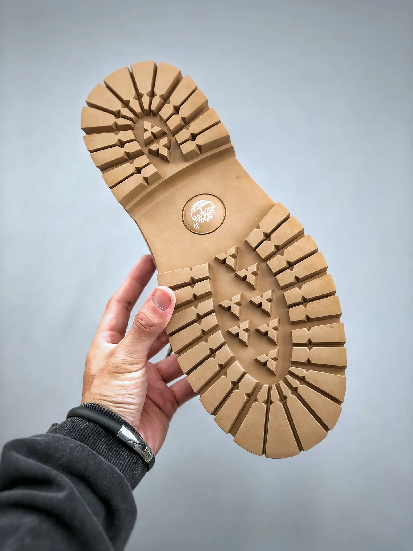 Local self-pickup💰560 supports store release. New goods🚀#Timberland Timberland/Timberland outdoor mid-cut casual rhubarb boots series. Guangdong factory quality. Original box and original packaging. The fabric is made of Italian 🇮🇹 top-grade frosted fine-grained cowhide. It is paired with anti-odor and anti-corrosion genuine leather latex insoles to give you a perfect wearing experience. High-quality and durable. A must-have for sportsmen. Specially designed to treat those who are not handsome. High-quality and first-class foot feel. Size: 38 39 40 41 42 43 44 (leather shoe size)